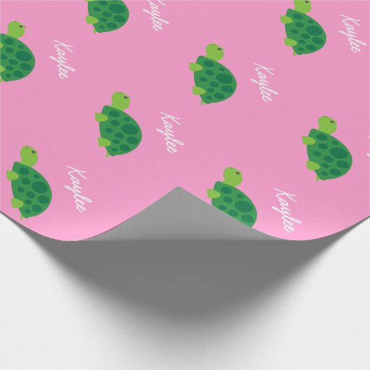 Pink verpacktes Papier mit niedlicher grüner Babys Geschenkpapier (Ecke)