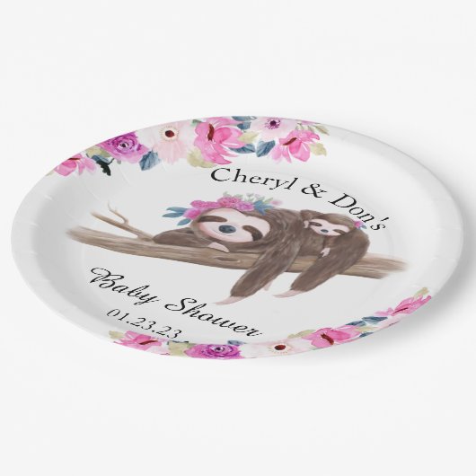 Pink Watercolor Floral Sloth Babydusche Pappteller (Schrägansicht)