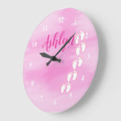 Pink Watercolor Footprint Kleiner Babyfüßername Große Wanduhr (Winkel)