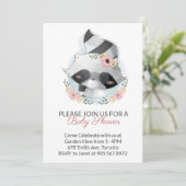 Pink Watercolor Raccoon Virtual Baby Dusche Einladung (Stehend Vorderseite)