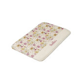 Pink Watercolor Wildflower Monogram Name Badematte (Schrägansicht)