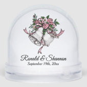 Pink Wedding Bells Names and Date Schneekugeln (Rückseite)