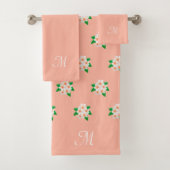 Pink Weiße Blume Muster & Monogramm auf Korallenro Badhandtuch Set (Insitu)