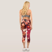 PINK WEISSE FRÜHSTÜCK BLUMEN, ANTIQUE ROTE BLUME CAPRI LEGGINGS (Rückseite)