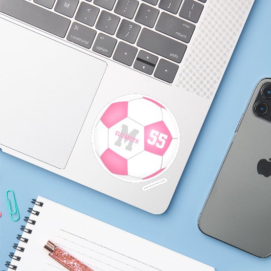Pink-weiße Fußballmädchen personalisiert Aufkleber (Laptop mit iPhone)