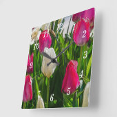 Pink-weiße Tulpen Painterly Wall Clock Quadratische Wanduhr (Winkel)