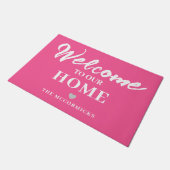 Pink Welcome Modern Chice Script Personalisiert Fußmatte (Schrägansicht)