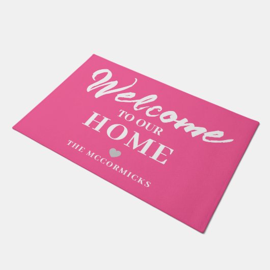 Pink Welcome Modern Chice Script Personalisiert Fußmatte (Schrägansicht)