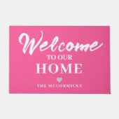 Pink Welcome Modern Chice Script Personalisiert Fußmatte (Vorderseite)