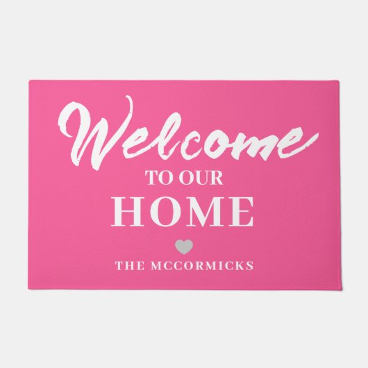 Pink Welcome Modern Chice Script Personalisiert Fußmatte (Vorderseite)
