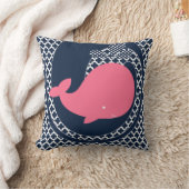 Pink Whale auf dem Navy Blue Throw Kissen (Decke)