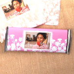 Pink White Floral Bat Mitzvah Candy Bar Wrapper<br><div class="desc">Das weiße, rosa Blume-Schokolade-Bar-Label DIY bat mitzvah Schokolade ist vielseitig für Bonbons, Gebäck und viele andere Gastgeschenke. Spezielle Desserts oder Zuhause-Geschenke nehmen sind schön mit Bat Mitzvah Foto und besondere Formulierung. Einfache DIY rosa Papiervorlage ist eine großartige Alternative zum gebrandeten Geburtstagsmädchen oder Fledermaus mitzvah Schokoladenriegel und anderen Geschenken für die...</div>