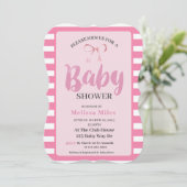 Pink & White Moderne Pink Bow Girl Babydusche Einladung (Stehend Vorderseite)