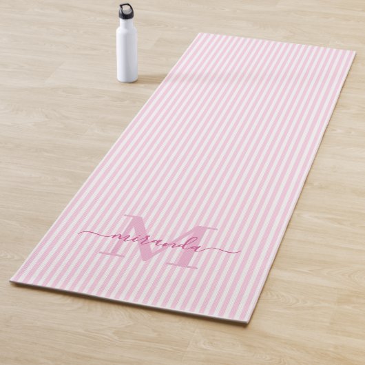 Pink & White Stripes Monogram Name Yogamatte (Beispiel)