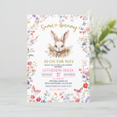 Pink Wildflower Bunny Baby Shower Einladung (Stehend Vorderseite)
