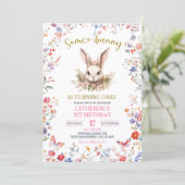 Pink Wildflower Bunny Birthday Invitation Einladung (Stehend Vorderseite)