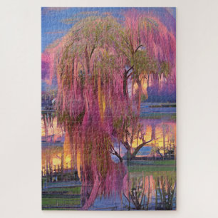 Pink Willow tree bei Sonnenuntergang am Teich Puzzle
