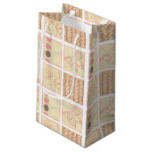 Pink Woodblock Zeichnungen von Chariklia Zarris Kleine Geschenktüte (Rückseite Schrägansicht)