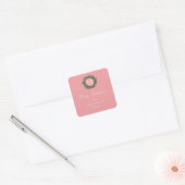 Pink Wreath Monogram Frohe Weihnachtsgeschenke Quadratischer Aufkleber (Umschlag)