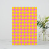 Pink Yellow Diamond Harlequin Schachbrett Pattern Briefpapier (Stehend Vorderseite)