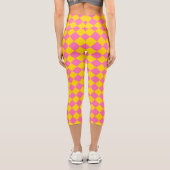 Pink Yellow Diamond Harlequin Schachbrett Pattern Capri Leggings (Rückseite)