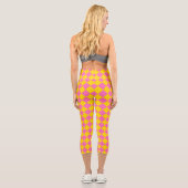Pink Yellow Diamond Harlequin Schachbrett Pattern Capri Leggings (Rückseite)