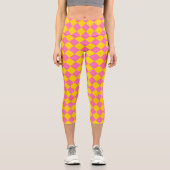 Pink Yellow Diamond Harlequin Schachbrett Pattern Capri Leggings (Vorderseite)