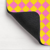 Pink Yellow Diamond Harlequin Schachbrett Pattern Mousepad (Ecke)