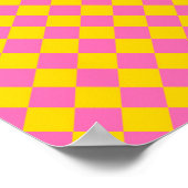 Pink Yellow Diamond Harlequin Schachbrett Pattern Poster (Ecke)