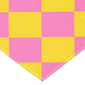 Pink Yellow Diamond Harlequin Schachbrett Pattern Tischdecke (Schrägansicht)