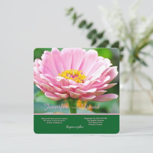 Pink Zinnia Hochzeitseinladung Einladung (Stehend Vorderseite)