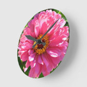 Pink Zinnia Runde Wanduhr (Winkel)