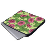 Pink Zinnias auf hellgrün Laptopschutzhülle (Vorne Knopf)