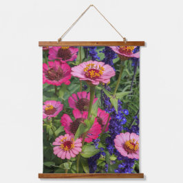 Pink Zinnias und Blue Salvia Floral Wandteppich Mit Holzrahmen