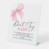 PinkBow sagt nicht Baby' Baby Shower Game Schild (Vorderseite)