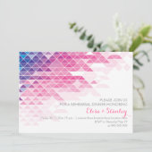 Pinke geometrische Dreiecke Hochzeitsessen Probe Einladung (Stehend Vorderseite)