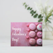 Pinke Macarones mit Herzen Valentinstag Postkarte (Stehend Vorderseite)