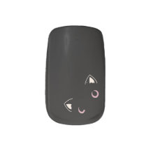 Pinkende seltsame schwarze Katze