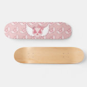 Pinker Totenkopf mit Flügeln Skateboard (Horizontal)