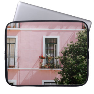 PINKES KOMMERZGEBÄUDE AUS BETON NAHE GRÜNEM BAUM LAPTOPSCHUTZHÜLLE