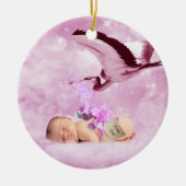 Pinkfarbene Babywolken und StorchWeihnachtsschmuck Keramikornament (Vorne)
