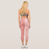 Pinkfarbene, hellpastellfarbene Glitzern Glitzer Capri Leggings (Rückseite)