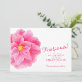 Pinkfarbene Kamelie Absage der Hochzeit Ankündigung (Stehend Vorderseite)