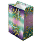 Pinkfarbene lila Ferien Schneeflocken Mittlere Geschenktüte (Rückseite Schrägansicht)