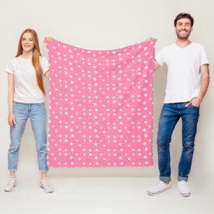 Pinkfarbene Polka-Punkte auf rosa Fleecedecke