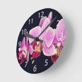 Pinkfarbene rosa Orchidee Runde Wanduhr (Winkel)