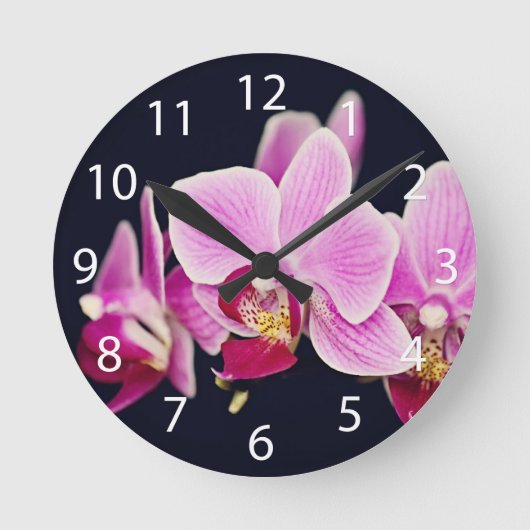 Pinkfarbene rosa Orchidee Runde Wanduhr (Vorderseite)
