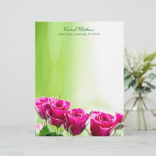 Pinkfarbene rosa Rosen auf hellgrünem Hintergrund Briefbogen (Stehend Vorderseite)