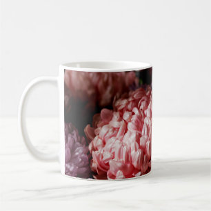 Pinkfarbener Bouquet mit lila aster Blume im Licht Kaffeetasse