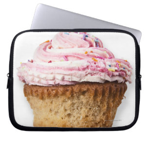 Pinkfarbener Kuchen auf weißem Hintergrund, ausges Laptopschutzhülle
